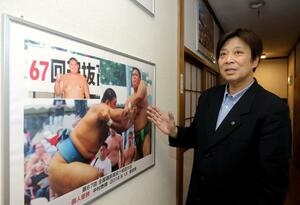 大の里が中学高校と過ごした寮で高校時代のパネルを前に喜びを語る恩師の田海哲也総監督=5月27日、糸魚川市能生のかにや旅館