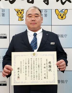 警視庁世田谷署から感謝状を贈られた元力士でタクシー運転手の日野一之さん=3日午後、東京都世田谷区