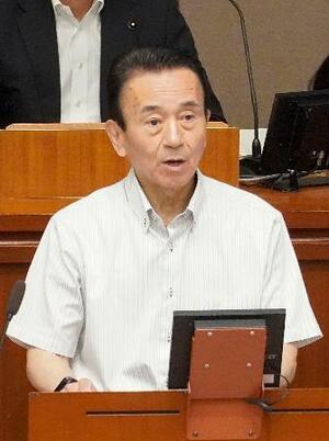 静岡県議会本会議で発言する鈴木康友知事=18日午前