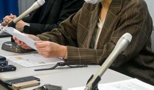 記者会見する女性検事=17日午後、大阪市北区