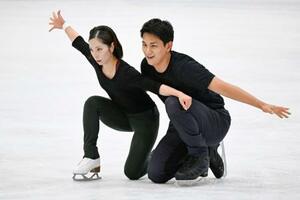 公式練習で調整する三浦璃来(左)、木原龍一組=オーベルストドルフ(共同)