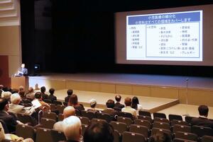 新潟県に未設置の「子ども病院」の重要性を考えた講演会=5月20日、新潟市中央区