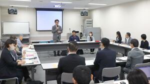 不登校の子どもの学習について議論を始めた検討委員会=5月24日、上越市