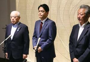 取材に応じる横浜市の山中竹春市長(中央)=3日午後、横浜市役所