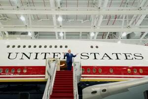 新たな米大統領専用機として改修した機体を披露するトランプ大統領=19日、ワシントン郊外(ロイター=共同)