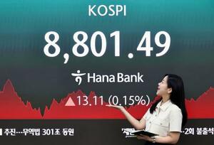 　ソウルの銀行のディーリングルームに表示された韓国総合株価指数（ＫＯＳＰＩ）。５月に李政権発足時の約３倍となる８０００に到達した＝２日（聯合＝共同）