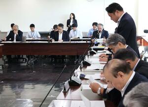 関口芳史市長に政策提言した十日町市議会全員協議会=十日町市役所