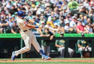 　４９号２ランを放つマリナーズの捕手ローリー＝２４日（ゲッティ＝共同）