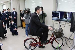 県内各警察署の交通課員らが「自転車シミュレーター」の使い方を学んだ講習会