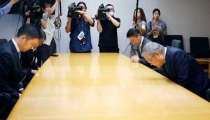 秋田県庁を訪れ、鈴木健太知事(左端)に陳謝する三菱商事の中西勝也社長=29日午後