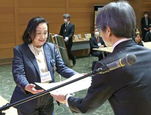 「新潟SDGsアワード」で大賞となり、表彰状を受け取る曽根亮子社長=2月17日、新潟市中央区