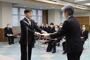 幹部職員に辞令が手渡されたJA魚沼辞令交付式=2月1日、十日町市