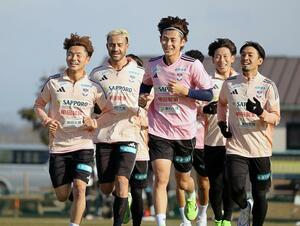 声を出して周囲を鼓舞するＤＦ舞行龍ジェームズ（左から２人目）＝宮崎県都城市