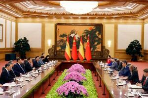 　会談する中国の習近平国家主席（左から３人目）とスペインのサンチェス首相（右から３人目）＝１４日、北京の人民大会堂（共同）