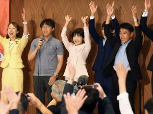万歳をする打越さく良氏(中央)=20日午後10時25分、新潟市中央区