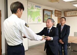 優秀安全運転事業所表彰の伝達式=長岡署