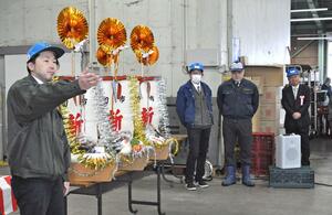 魚や野菜を載せた宝船が用意された初競り＝５日、南魚沼市川窪