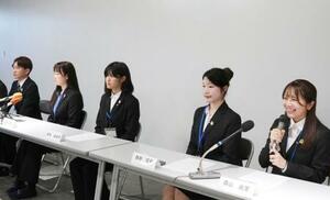 　記者会見する「ナガサキ・ユース代表団」の学生＝２０日午前、長崎県庁