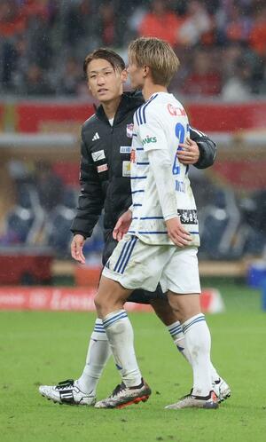 PKを決められず肩を落とすFW長倉幹樹に声をかけるMF秋山裕紀=国立競技場