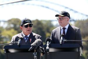 　１２日、オーストラリア・シドニーで記者会見するアルバニージー首相（右）とインドネシアのプラボウォ大統領（ロイター＝共同）