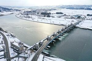 信濃川の流量を調整する妙見堰。上部には国道17号「越の大橋」が通る