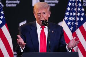 13日、ワシントンで発言するトランプ米大統領(ゲッティ=共同)