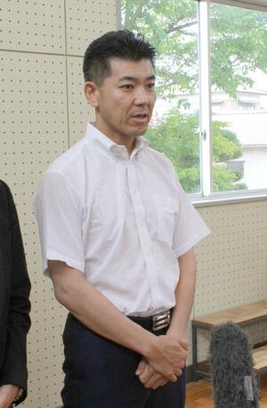 報道陣の取材に応じる立憲民主党の泉健太代表=13日、新発田市