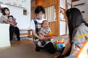 産後ケアハウスねんねこを利用する母子とスタッフ。赤ちゃんを預かってもらい、育児相談もできる＝長岡市蓮潟１