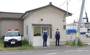 2人の警察官が常駐する臨時交番=7月17日、粟島浦村の内浦集落