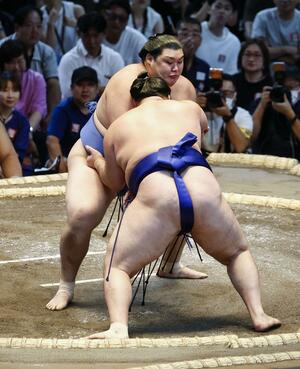 大の里が寄り切りで欧勝馬を下す=IGアリーナ