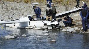 　墜落したグライダーを確認する運輸安全委員会の航空事故調査官ら＝２０２１年、北海道美瑛町