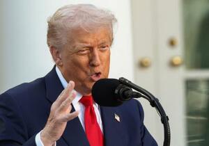 米ホワイトハウスで話すトランプ大統領=14日、ワシントン(ロイター=共同)