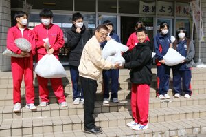 プルタブリングを渡す大島中学校の生徒ら=三条市大島の大島中学校