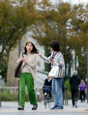 　「木枯らし１号」が吹いた大阪市内を歩く人たち＝３日午後