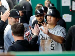 ロイヤルズ戦の4回、後続の適時打で先制の生還を果たし、迎えられるホワイトソックス・村上=カンザスシティー(共同)