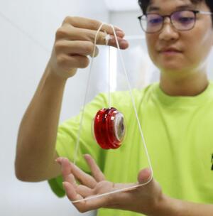 バンダイが発売した「ハイパーヨーヨーアクセル」=8月20日、東京都台東区