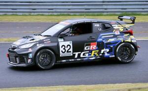 　コースを走るトヨタ自動車が開発中の新型スポーツカー「ＧＲヤリスＭコンセプト」＝２５日午前、岡山県美作市の岡山国際サーキット