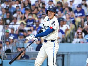 ダイヤモンドバックス戦の3回、ファウルを打ち声を上げるドジャース・大谷=ロサンゼルス(共同)