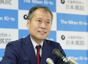 就任記者会見をする日本棋院の高尾紳路理事長=24日午後、東京都千代田区の日本棋院
