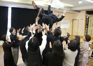胴づきで還暦を祝い合った「上川地域還暦祝賀会」=阿賀町両郷甲