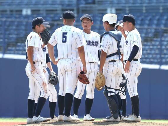 新潟産大付-帝京長岡 2回、ピンチを招きマウンドに集まる新潟産大付の選手たち=7月24日、新潟市中央区長潟のハードオフ・エコスタジアム