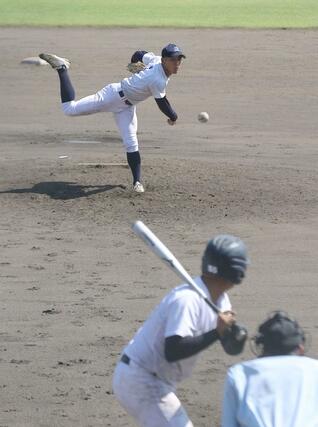 小出－見附　力投する見附のエース渡邊稜汰＝柏崎市佐藤池球場