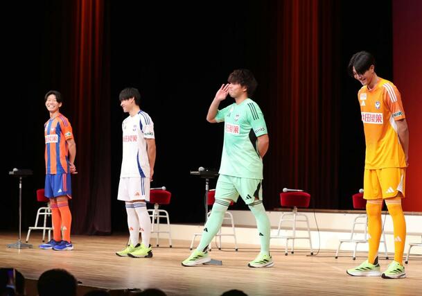 激励会でユニホーム姿を披露する選手。左からDF稲村隼翔、MF笠井佳祐、GK田代琉我、GK内山翔太=新潟市中央区