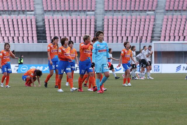 無得点で敗れ肩を落とす新潟Lの選手=デンカビッグスワン