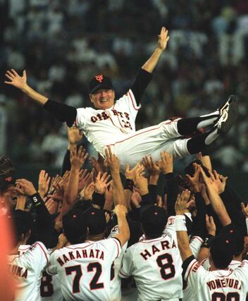 １９９４年１０月、監督になって初の日本一を達成し、胴上げされる巨人の長嶋茂雄監督＝東京ドーム