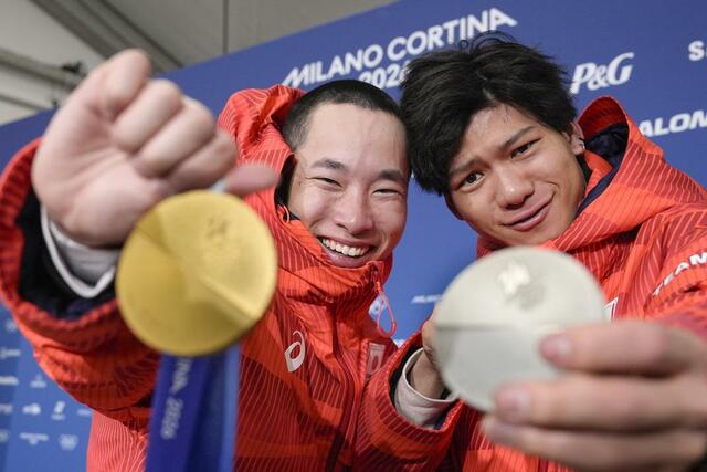 男子ビッグエアで金メダルを獲得した木村葵来（左）と銀メダルの木俣椋真＝リビーニョ（共同）