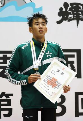 男子400メートル個人メドレー 頂点に手が届かず、表彰式で悔しそうな表情を浮かべる根岸歩夢(長岡大手)=広島市