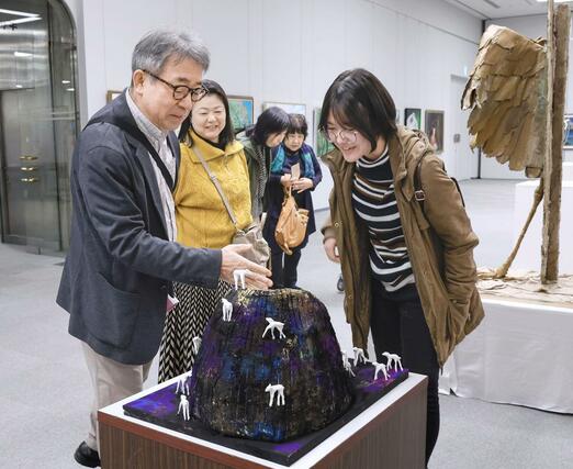 前期展が開幕した芸展＝県民会館