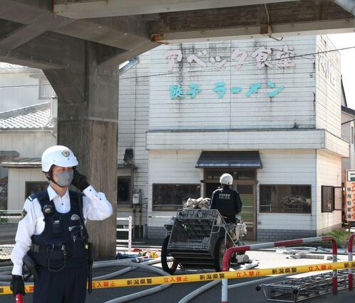 飲食店を焼いた火災現場＝１０日午前９時前、新潟市中央区日の出１