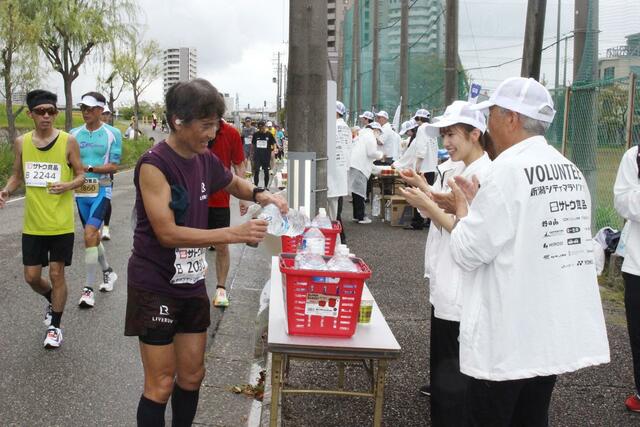今大会、マイボトルを持参してセルフ給水のみで水分補給したというランナー＝12日、新潟市中央区